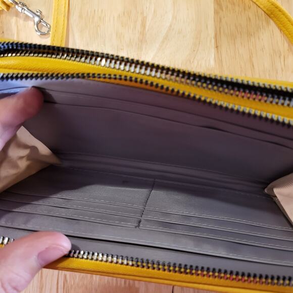 Kenneth Cole Reaction Yellow Pebbled Leather Cross Body 8" X 5" Zip - Picture 3 of 11